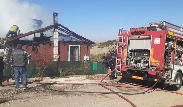 Evinin yanışını gözyaşları içinde izleyen kadın fenalık geçirdi