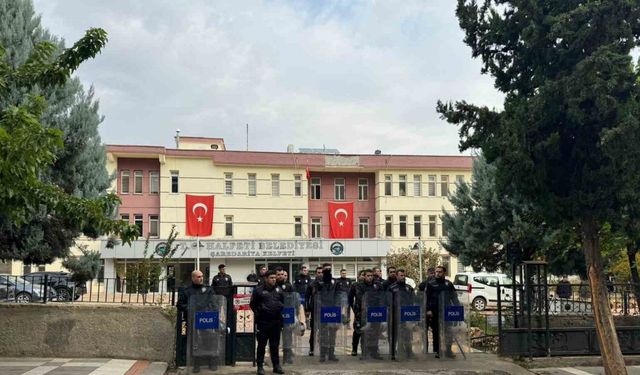 Halfeti Belediyesi önünde polislere taşlı saldırıda 10 tutuklama