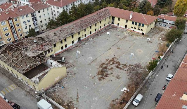 İHA’nın haberinden sonra uyuşturucu yuvasına dönen okulun yıkımına başlandı