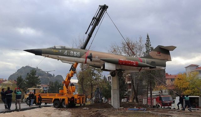 İlçenin simgesi haline gelen savaş uçağı yeni yerine taşındı