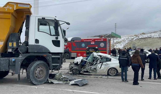 Kamyonla otomobil kafa kafaya çarpıştı: 1 kişi öldü