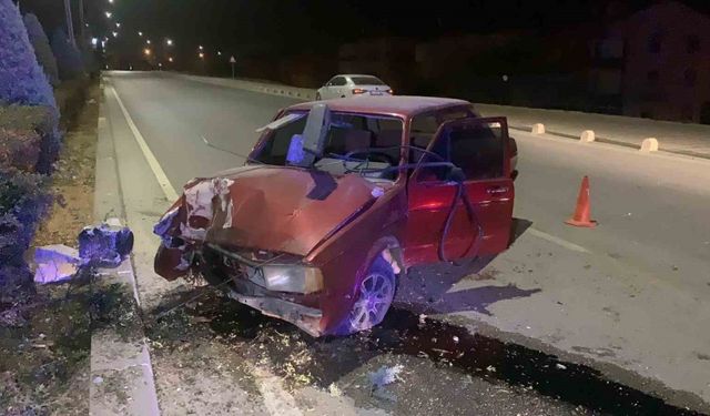 Karaman’da aydınlatma direğine çarpan otomobilin sürücüsü yaralandı