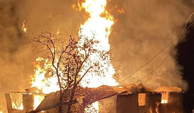 Kastamonu’da iki katlı ahşap ev, çıkan yangında küle döndü