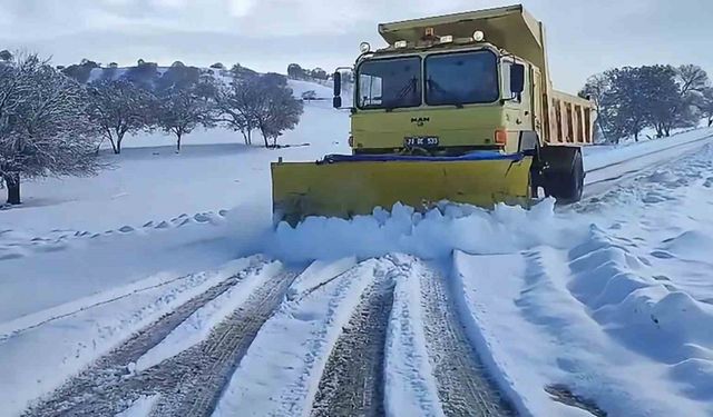 Kırıkkale’de karla mücadele devam ediyor: Kapanan yollar ulaşıma açıldı