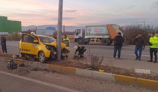 Konya’da ticari taksi direğe çarptı: 3 yaralı