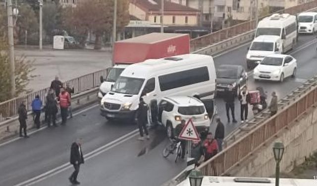 Köprüdeki kaza trafiğin tıkanmasına yol açtı