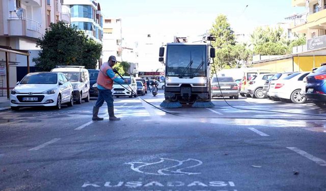 Kuşadası’nda kesintisiz temizlik mesaisi