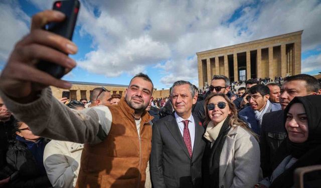 Özgür Özel, Öğretmenlerle birlikte Anıtkabir’i ziyaret etti