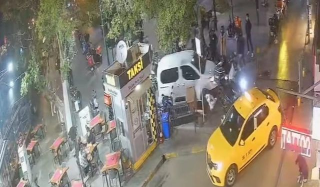 Polisten kaçarken motosikletleri ezdi geçti, o anlar kamerada