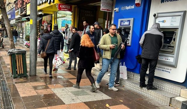 Sağanak yağmurdan korunmak isteyen vatandaşlar saklanacak yer aradı