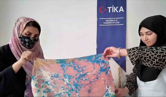 TİKA, Herat’ta kadınlara ebru sanatı eğitim atölyesi kurdu