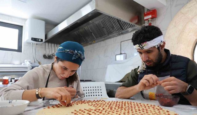 Turistler Kapadokya’da mantı doldurdu, tandırda ekmek pişirdi