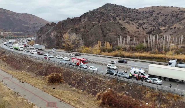 Yağmurla gelen kazalar: Düğün konvoyundaki otomobil bariyere çarptı, 5 kişi yaralandı