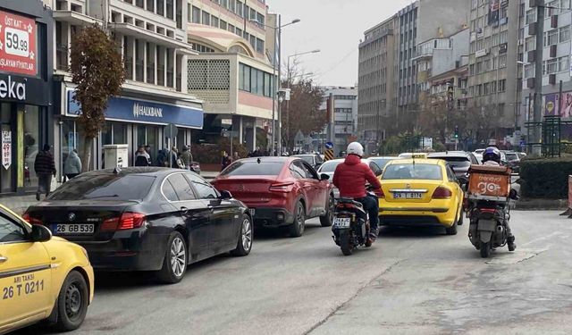 Yıkım için cadde kapatılınca kent trafiğini kilitlendi