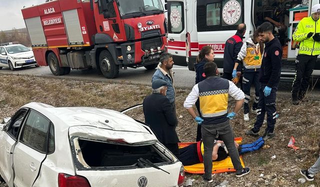 Çorum'da yürekleri ağza getiren kaza! Otomobil şarampole yuvarlandı, yaralılar var