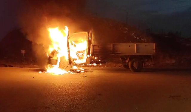 Çorum'da seyir halindeki kamyonet alev alev yandı: İşte o anlar