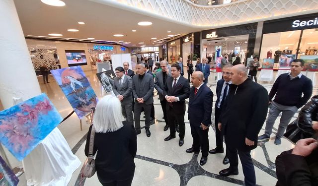 Çorum'da şehit öğretmen Şenay Aybüke Yalçın anısına resim sergisi açıldı