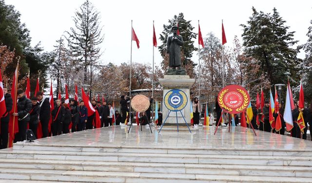 Çorum’da Öğretmenler Günü: Baş öğretmenl Atatürk'ün önünde saygı duruşu