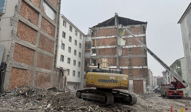 Geriye sadece boşluğu kaldı...Çorum'da doğal gaz patlaması meydana gelen Hilal Apartmanı yıkıldı