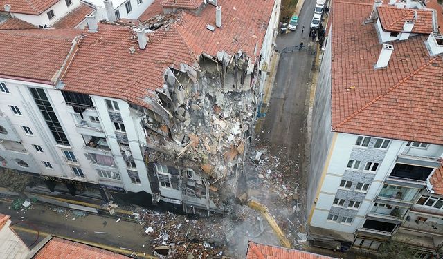 Video! Çorum'da doğal gaz patlaması meydana gelen Hilal Apartmanı böyle yıkıldı