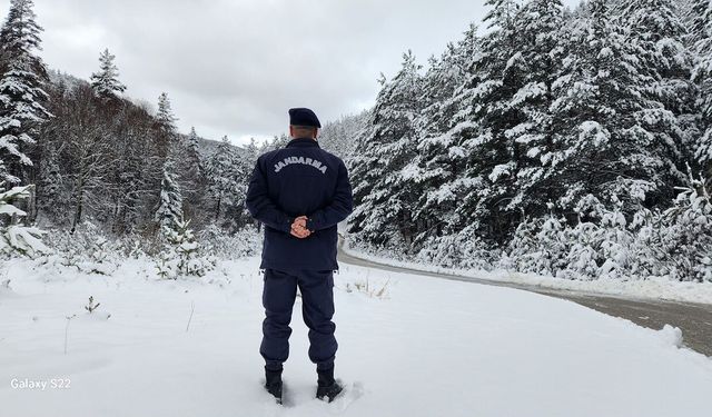 Kargı’da kar büyüsü: Doğanın kartpostallık güzelliği ortaya çıktı