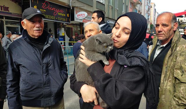 Çorum'daki patlamada mahsur kalan kedi, 1 gün sonra kurtarıldı