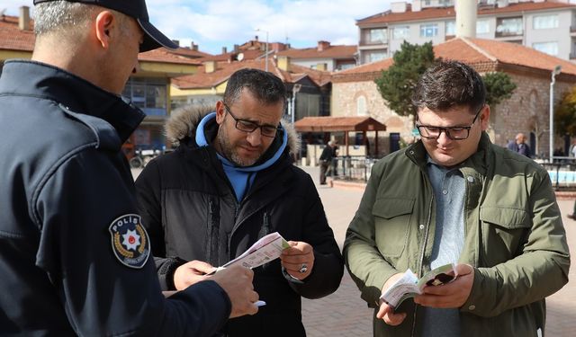 Çorum'da polis ekipleri, gençleri uyuşturucunun zararları hakkında bilgilendiriyor