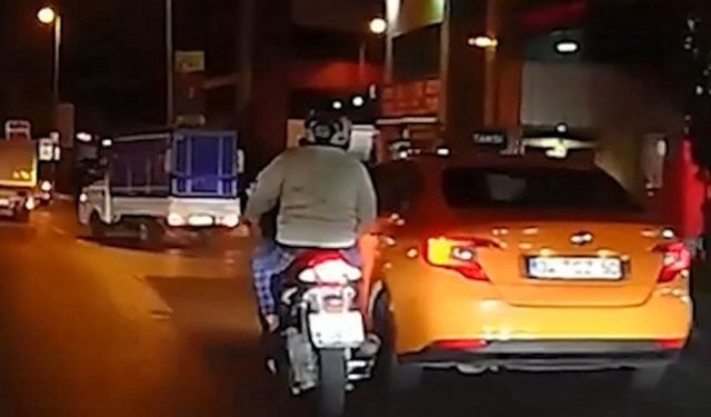 İstanbul’da trafikte gergin anlar: Motosikletli Taksinin aynasını kırdı