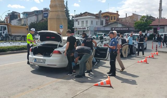 Çorum’da geniş çaplı denetim: 5 aranan şahıs yakalandı, silah ve uyuşturucu ele geçirildi