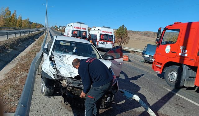 Çorum yolunda trafiği felç eden kaza: İki araç çarpıştı, yaralılar var