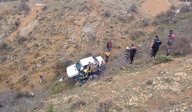 Bahçelievler'de korkutan kaza: Otomobil 50 metreden yükseklikten şarampole uçtu!