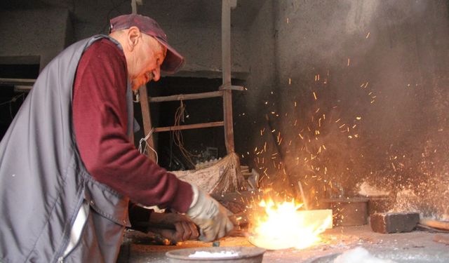 Kalay ateşinde 69 yıl: Kalaycılık mesleğinin son temsilcilerinden Salih usta, Çorum'da mesleğini ilk günkü aşkla yapıyor