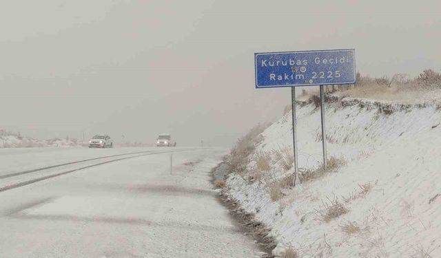 Van'da Kar ve Sis ulaşımı vurdu: Yüksek kesimlerde alarm durumu