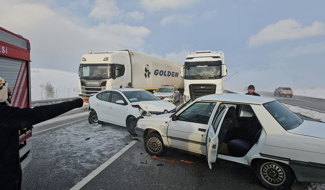 Çorum'da feci kaza: 1 tır 7 Otomobil çarpıştı, yaralılar var!