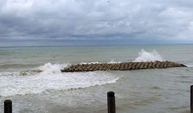 Akçakoca'da kuvvetli rüzgar etkili oluyor