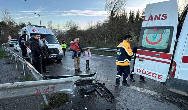 Anadolu Otoyolu'nda bariyere çarpan otomobildeki 4 kişi yaralandı