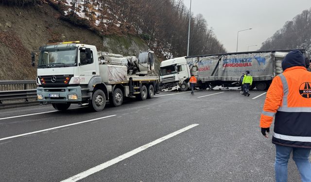 Anadolu Otoyolu'nun Bolu kesiminde makaslayan tıra otomobilin çarptığı kaza ulaşımı aksattı