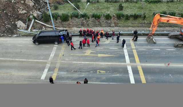 Artvin'de heyelan sonucu kapanan Karadeniz Sahil Yolu'nda çalışmalar devam ediyor