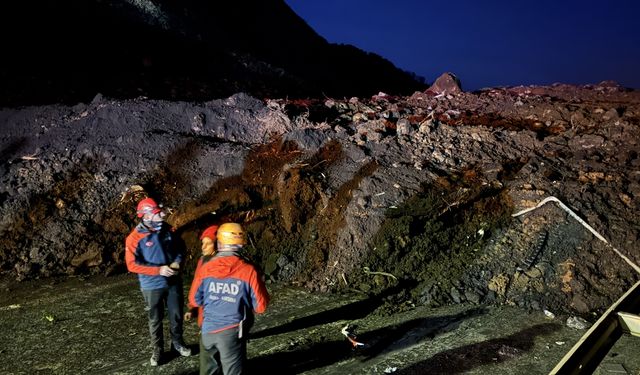 Artvin'de heyelan sonucu Karadeniz Sahil Yolu ulaşıma kapandı