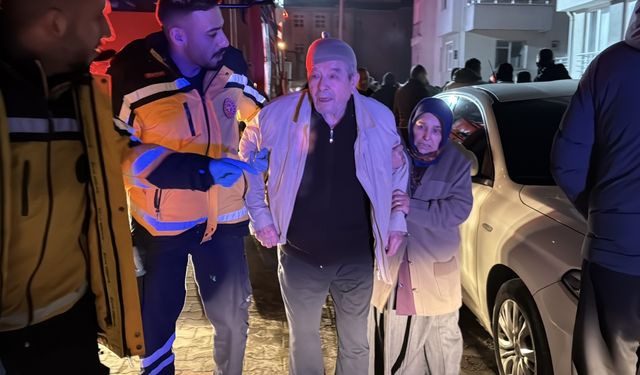 Bolu'da apartman otoparkındaki 2 araç çıkan yangında hasar gördü