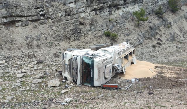 Bolu'da devrilen kamyonun sürücüsü yaralandı