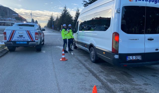 Bolu'da işçi servislerinde kış lastiği kontrolü yapıldı