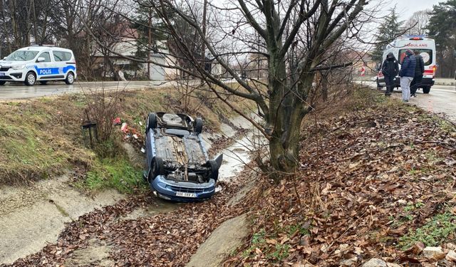 Bolu'da su kanalına devrilen otomobilin sürücüsü yaralandı