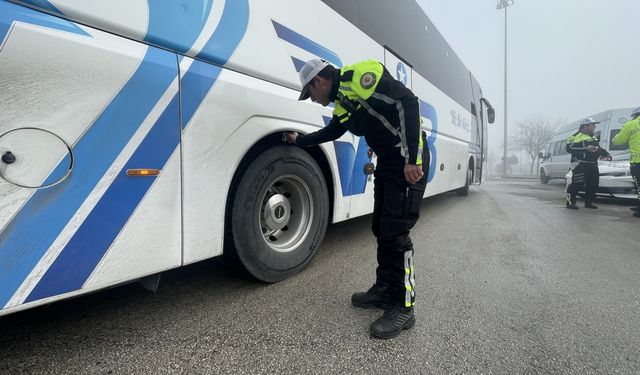 Bolu'da yolcu otobüslerinde zorunlu kış lastiği denetimi yapıldı