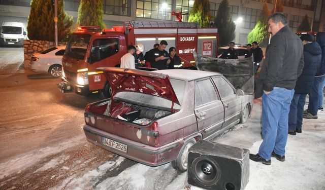 Boyabat'ta park halindeki otomobil, yangın sonucu hasar gördü