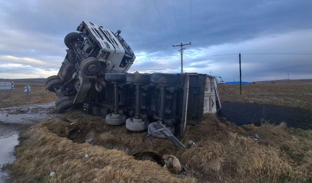 Çorum-Yozgat kara yolunda 2 tır devrildi, 2 kişi yaralandı