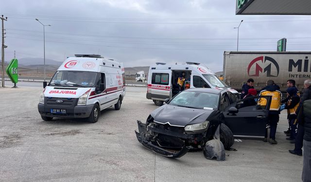 Çorum'da akaryakıt istasyonu girişine çarpan otomobildeki 3 kişi yaralandı