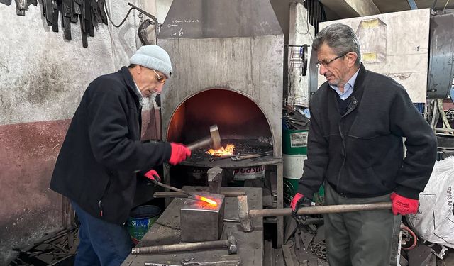 Çorum'da duyma ve konuşma engelli iki kardeş 55 yıldır demircilik yapıyor