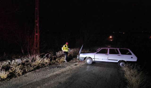 Çorum'da elektrik direğine çarpan otomobilde 1 kişi yaralandı