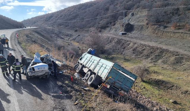 Çorum'da kamyonla otomobilin çarpıştığı kazada 2 kişi öldü